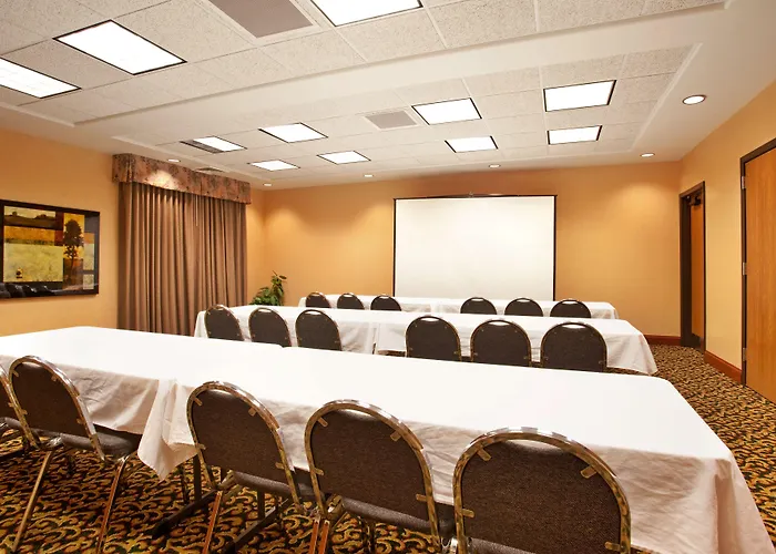 Express Rockford-loves Park By Ihg 2*