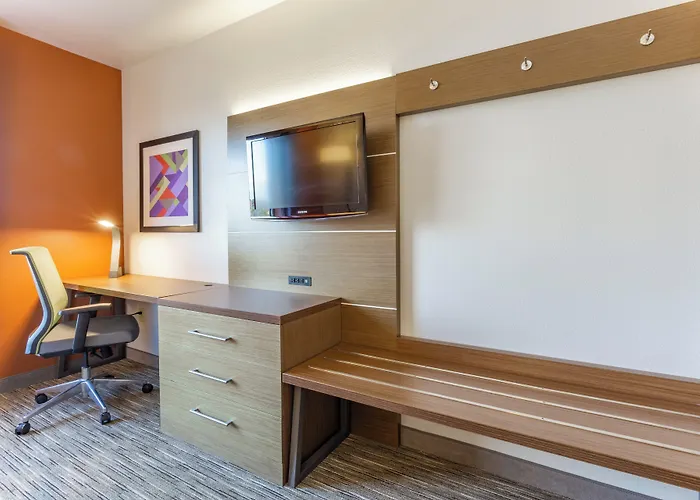 Express Rockford-loves Park By Ihg Отель Loves Park